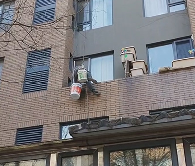 萬科某小區住戶冬季墻體長毛下雨不漏